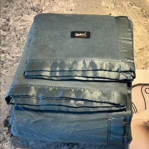 NEW Fishers Finery Blue Blanket with Silk Trim Size TWIN